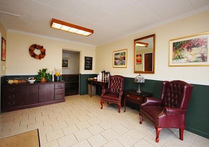 Econo Lodge Inn & Suites Windsor Locks  05.[1]
